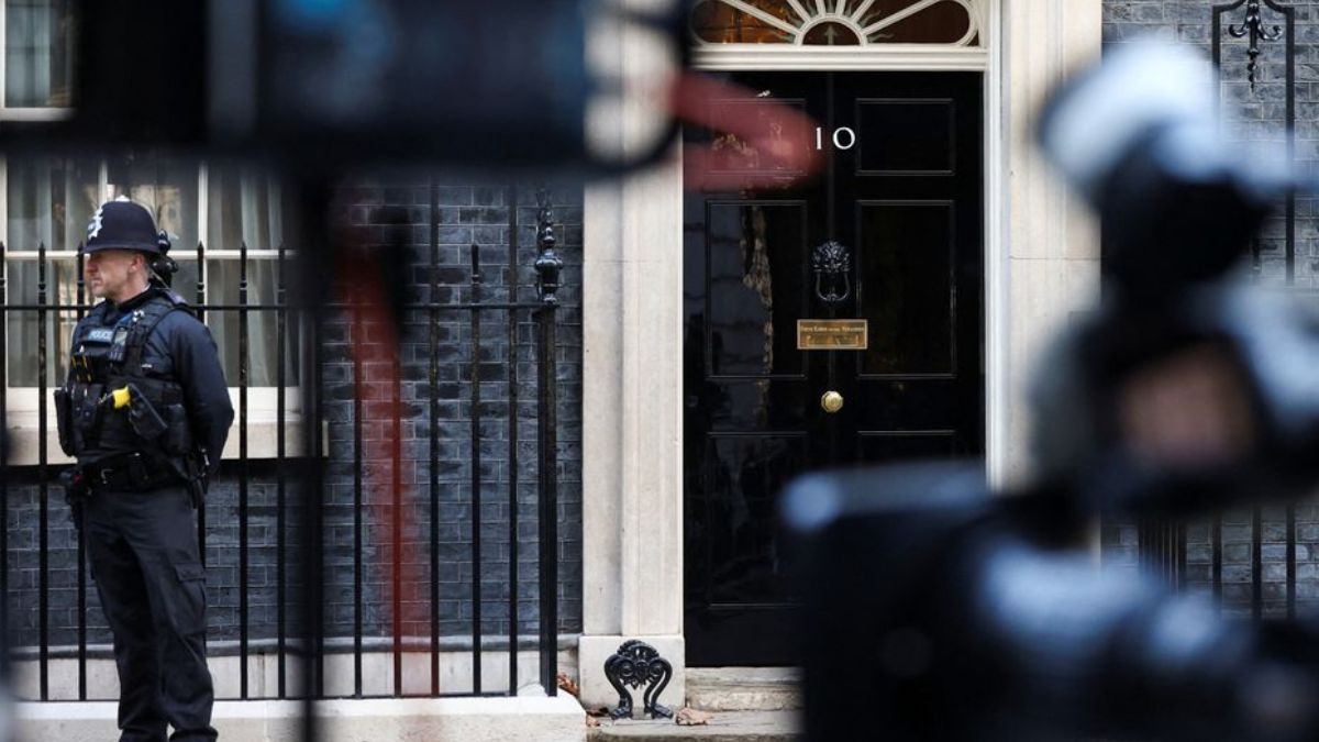 Man Arrested After Car Crashes Into Front Gates Of Downing Street In London Police 